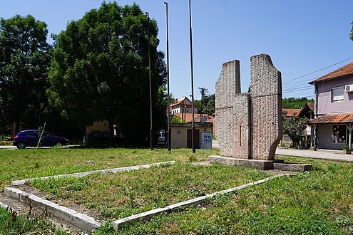 Споменик палим борцима у центру села