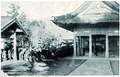 昭和16年（1941）《花蓮港中學校第一回卒業記念寫真帳》中，花蓮港中學校師生於花蓮港神社參拜的留影。