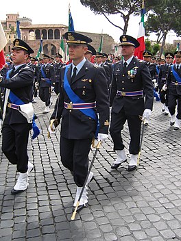 Även det italienska flygvapnet har en uniform som till färgen liknar flottans, men till snittet arméns.