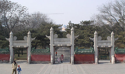 Le "Porte Celesti", i paifang di accesso al recinto templare del Tempio del Sole (Pechino), oggi un parco pubblico.