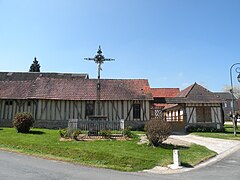 Calvaire et architecture traditionnelle.