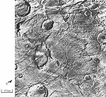 Systèmes de vallées dentritiques observés dans le quadrangle de Thaumasia, un type de structure dont l'origine est généralement pluvieuse.