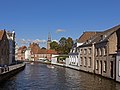Bruges, straatzicht vanaf de brug bij Hoogstraat-Verversdijk met de Sint Annakerk op de achtergrond