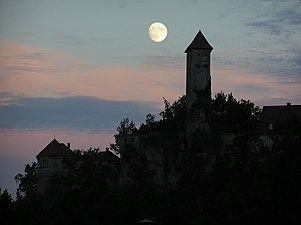 Вид замка в сумерках