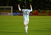 Después de santiguarse, Lionel Messi a menudo celebra un gol apuntando con un dedo en cada mano hacia el cielo, en dedicatoria a su difunta abuela.[10]​