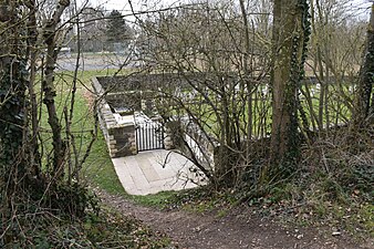 Le cimetière est situé en contrebas du talus de l'ancienne voie ferrée.