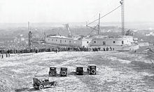 Photo en noir et blanc de la pose de première pierre du mémorial