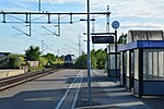 Hjärups station söderut med passerande godståg