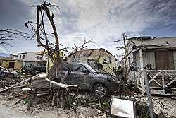 Dégâts à Philipsburg et patrouille néerlandaise à Sint-Maarten, le 8 septembre.