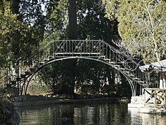 La versión retocada (revertida) con colores neblinosos y el árbol más en sombra, justo detrás del puente resaltado ¿?] Original con sus luces y sombras sin artificios.