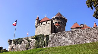 Vue en contrebas du château.