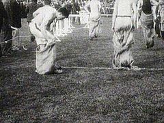 Course en sac aux Jeux olympiques de 1904 à Saint-Louis (elle n'était cependant pas un sport olympique).