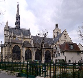 Façade sud jouxtant le square Saint-Laurent.