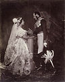 המלכה ויקטוריה והנסיך אלברט בארמון בקינגהאם, 11 במאי 1854. פנטון היה מיודד עם בני משפחת המלוכה וצילם את המשפחה המלכותית מספר פעמים. המלכה ובעלה רכשו רבים מתצלומיו של פנטון, וככל הנראה היו מעורבים בשליחתו למלחמת קרים כצלם