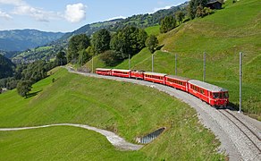 Ferrocarril rético en el paisaje de los ríos Albula y Bernina: Tren del ferrocarril rético atravesando el viaducto de Landwasser.