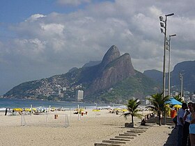 La Morro Dois Irmãos depuis la plage d'Ipanema.