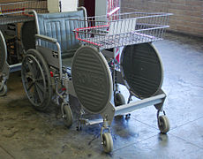 Vue d'un chariot adapté à l'utilisation avec un fauteuil roulant
