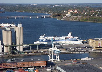 Stockholms frihamn sedd från Kaknästornet i oktober 2009. Vänster bild: Den röda byggnaden i bildens mitt är Magasin 1, till höger om den ligger Magasin 2 och 3 och därunder Banankompaniets vita hus. Längst ner i undre bildkant skymtar Fordbyggnadens tak. Höger bild: På Frihamnspiren ligger Lantmännens två silobyggnader och den gula tegelbyggnaden längst ut till höger är Magasin 6. I nedre bildkant syns Magasin 5 (röd tegelbyggnad) och taket av Magasin 7. I bakgrunden syns Lilla Värtan och Lidingöbron.