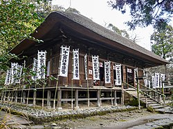 杉本寺本堂と背後の山