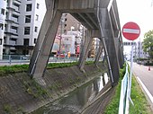 本郷駅付近（高架上は名古屋市営地下鉄東山線） （2011年（平成23年）4月）