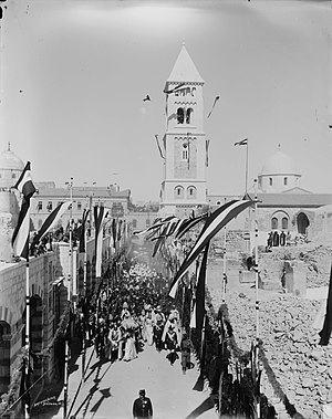 מסעו של קייזר גרמניה וילהלם השני לארץ ישראל בשנת 1898. פמליית הקייזר במוריסטן ברובע הנוצרי שבעיר העתיקה בירושלים, ברקע - מגדל כנסיית הגואל.