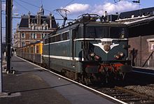 Une BB 16500 en tête d'une rame inox omnibus, caractéristique du service régional, ici en gare de Valenciennes en 1987.