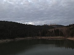 从小西湖眺望山顶