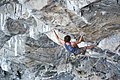 Adam Ondra en crochetage de pointe dans le début du premier crux, juillet 2017.