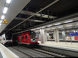 Bahnsteige mit IC-, RB- und S-Bahn-Zug