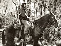 Che Guevara montado em uma mula em Cuba, em novembro de 1958, com uma carabina M2.