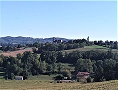 La colline de Châbons dominant la Bourbre.