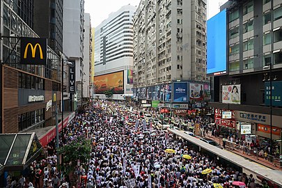 铜锣湾怡和街的游行情景