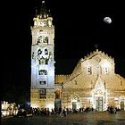 La façade et le clocher de la cathédrale la nuit.