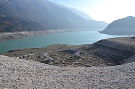 Le lac de Molveno lors de la vidange partielle en 2017.