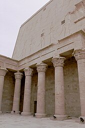 Colonnade dans la cour du temple.