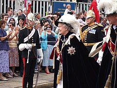 La reine Élisabeth II en 2008 alors souveraine de l'ordre de la Jarretière, et le prince Philip.