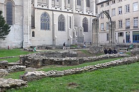 Jardin archéologique présentant les restes de l'église Sainte-Croix, à côté la cathédrale Saint-Jean.