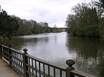 L'Harewood Lake che sorge nel parco adiacente alla Country House