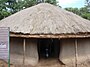 La hutte de la première épouse avec son porche.