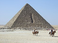 Vue de la pyramide depuis le nord-ouest