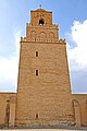 Gros plan sur la face nord du minaret. Le premier niveau est percé de trois minces fentes en forme de meurtrières.