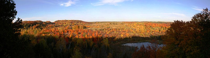 Panoramic photo of the lower basin of Mono Cliffs Provincial Park in Ontario, Canada. The vivid fall colours attract many visitors during the autumn season. This image is made up of 8 photos taken at: 18mm, ISO-100, f/10, 1/125sec.
