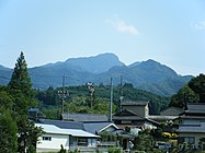 傾山の山頂（最奥）を北北西より望む、山頂部が傾いて見える