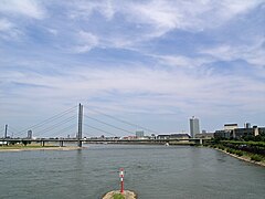 Kniebrücke sobre el Rin, en Düsseldorf (1969)