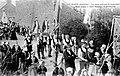 Naizin : procession avec les statues de saint Côme et saint Damien.