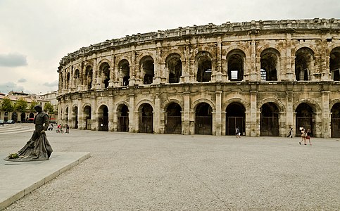 Arena e a estátua de Nimeño II, um grande toureiro local