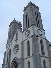 Façade avant de la cathédrale Saint-Joseph.