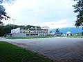 Vue panoramique du bâtiment principal de l'Observatoire depuis le fond du parking situé à l'avant dudit bâtiment.