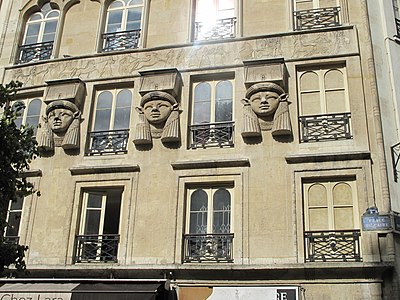 Façade de la Maison de style néo-égyptien au no 2 place du Caire.