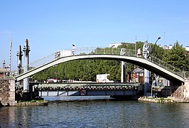 La passerelle piéton au premier plan, le pont en position basse derrière.